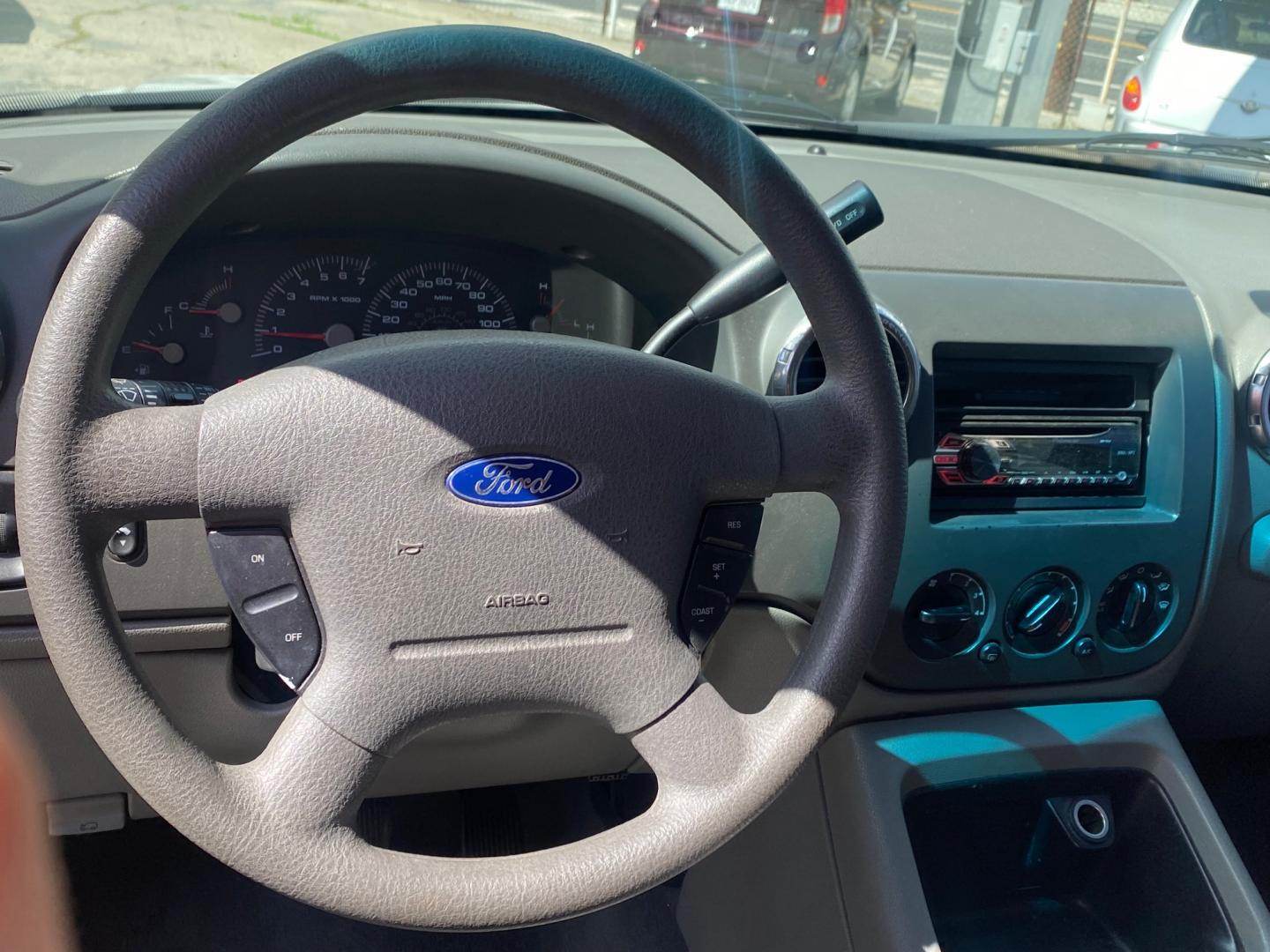 2004 /GREY Ford Expedition XLT 5.4L 2WD (1FMPU15L34L) with an 5.4L V8 SOHC 16V engine, 4-Speed Automatic Overdrive transmission, located at 44356 Date Ave., Lancaster, CA, 93534, (661) 945-6555, 34.688919, -118.139374 - Photo#2